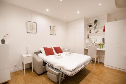巴黎GuestReady - Charming Studio – 5 mins to Pantheon的白色卧室配有床和书桌