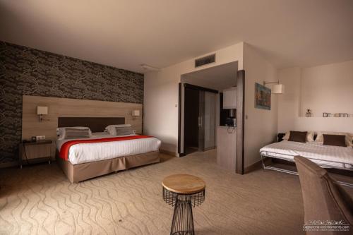 圣普列斯特里昂东基里亚德名誉酒店及SPA - 圣牧师乌里克斯珀的酒店客房设有两张床和一张桌子。