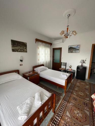 培拉特Guest House Xhuljon的一间卧室设有两张床和一个浴缸。