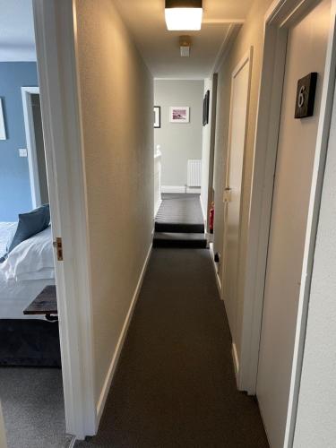 纽基Skyline Guesthouse的走廊通往带床的房间