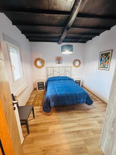 SampaioA CASA DO LUGAR的一间卧室配有一张床,铺有木地板
