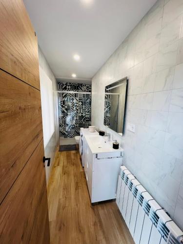 SampaioA CASA DO LUGAR的浴室设有白色水槽和镜子