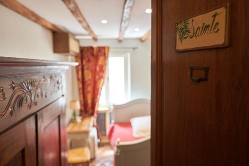 马赛马斯维勒酒店的一间设有门的房间和一间带卧室的房间