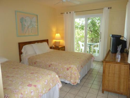 夏洛特阿马利亚加里昂豪斯酒店的酒店客房设有两张床和一个阳台。