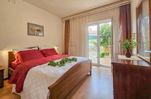 诺维格勒伊斯特拉Romana 1的一间卧室配有一张带红色枕头的床和一扇窗户