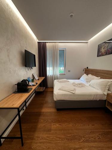 塞格拉泰Grandi 32的配有一张床和一张书桌的酒店客房