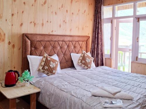 KanzalwanD’SHIEKHS RESORT GUREZ的一间卧室设有一张大床和一个窗户。