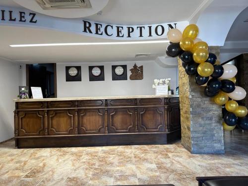 特里亚夫纳Хотел Хилез Hotel Hilez的一个带气球的接待区和接待台