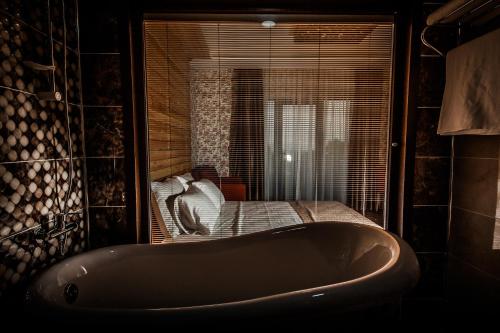 杰尔宾特我的绿色精品酒店 的配有床的房间设有浴缸