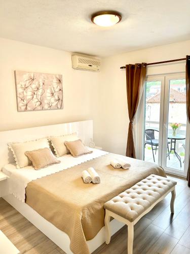 波维尔亚Apartman Zorka的白色的卧室设有一张大床和一个窗户