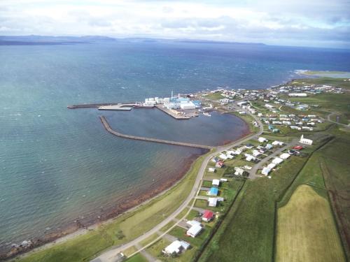 Þórshöfn里昂豪尔特宾馆的水中小岛的空中景观