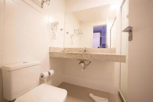 卡波布里奥Flat 218 no bairro da Passagem em Cabo Frio的白色的浴室设有水槽和卫生间。