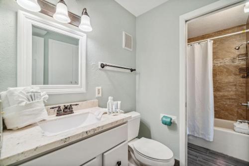 巴拿马城海滩The Summit 108的白色的浴室设有水槽和卫生间。