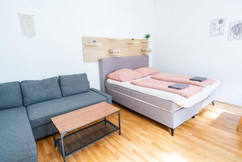 维也纳Vienna Living Apartments - Erlachgasse的客厅配有沙发和桌子
