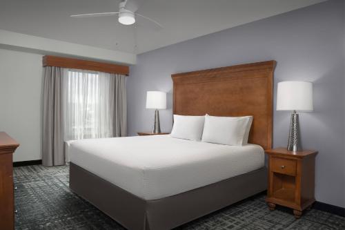 奥马哈希尔顿惠庭套房酒店，奥马哈 - 市区的酒店客房,配有一张床和两盏灯