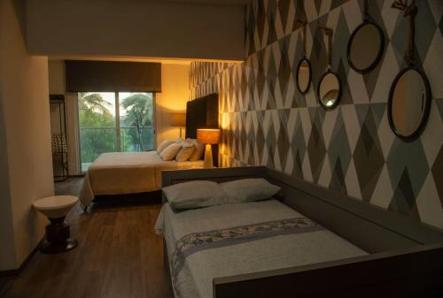 TopolobampoFINCA LUZ DEL MAR的酒店客房,设有两张床和一张沙发