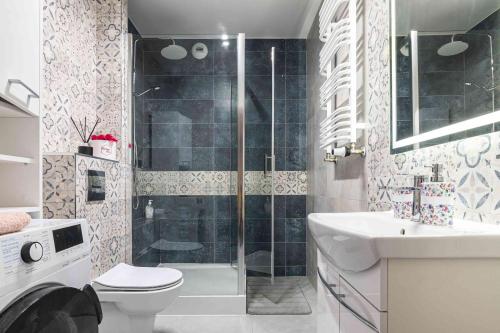奥斯威辛Nowy apartament - Bulwary nad Sołą - 52m2的带淋浴、卫生间和盥洗盆的浴室
