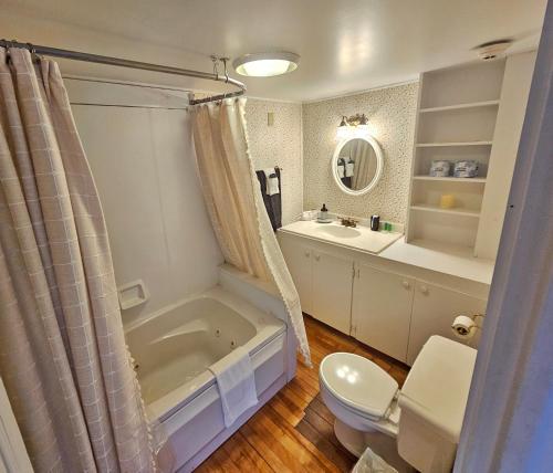 GreenfieldThe Greenfield Inn的带浴缸、卫生间和盥洗盆的浴室