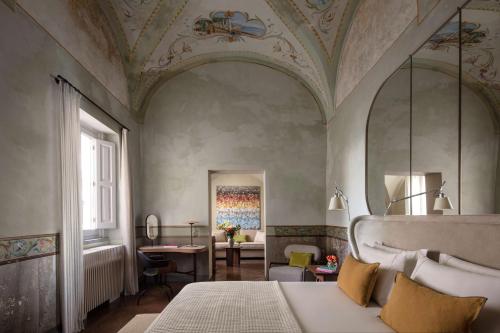 阿马尔菲Anantara Convento di Amalfi Grand Hotel的卧室设有格子天花板和1张床