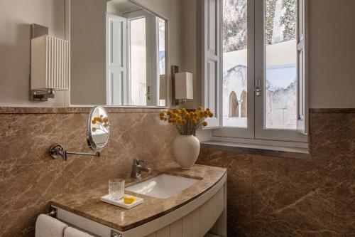 阿马尔菲Anantara Convento di Amalfi Grand Hotel的浴室设有水槽和花瓶