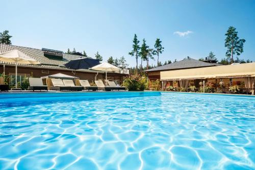 孔泽四季SPA精品酒店 的酒店前的游泳池