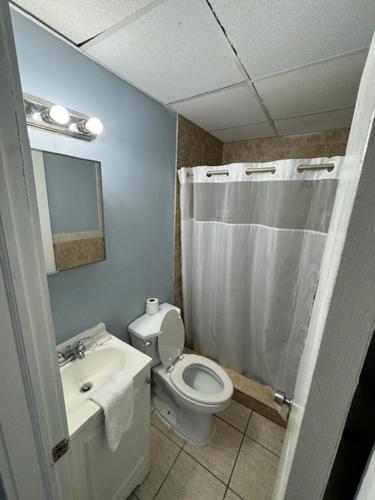 希塞德高地Hammock Inn & Suites North Beach Hotel的浴室配有卫生间、盥洗盆和淋浴。
