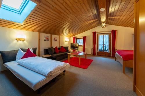 鲁波尔丁Gästehaus beim Schneidersepp的客厅配有沙发和一张位于房间的床