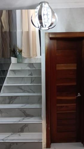 圣多明各Villas tropicales的走廊设有楼梯、灯和门