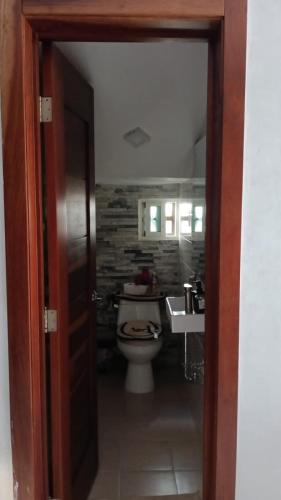 圣多明各Villas tropicales的一间带卫生间和水槽的浴室
