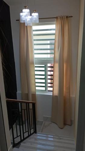 圣多明各Villas tropicales的窗户,带窗帘和楼梯的房间