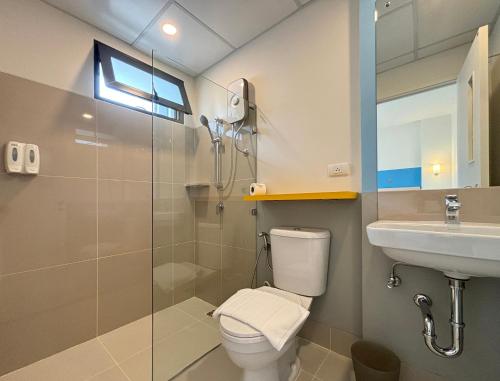 拉差汶里Hop Inn Ratchaburi的浴室配有卫生间、盥洗盆和淋浴。