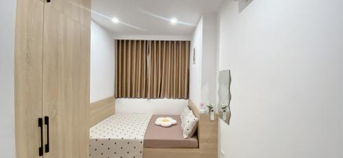 Thôn Văn DươngHue Charm Apartment with Pool and Gym的小房间设有长凳和窗户