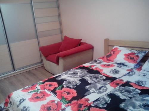 基辅Apartment Syrec的一间卧室配有一张床和一把椅子