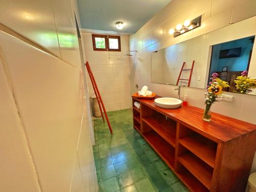 格拉纳达Hotel La Polvora的一间带水槽和镜子的浴室
