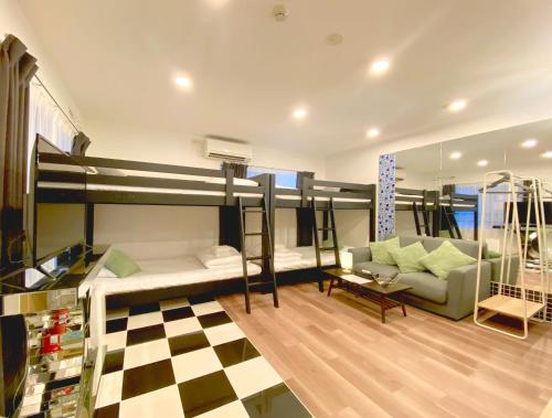 东京Space F Yoyogi的客房设有两张双层床和一张沙发。