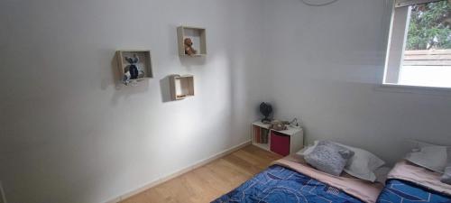 厄唐萨雷Appartement - 2 chambres- Étang salé的一间卧室设有两张床和窗户。