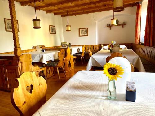 马莱斯韦诺斯塔加尼松酒店的一间设有桌子和花瓶的餐厅