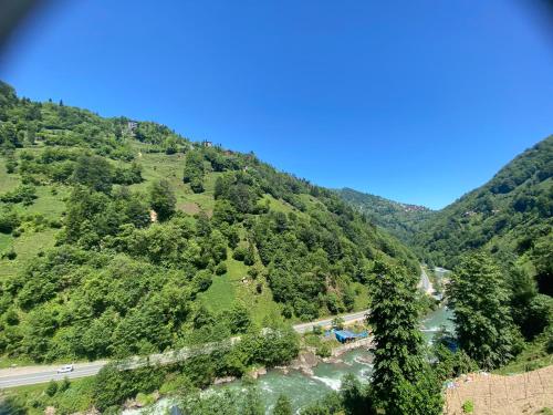 里泽Sisorti süit bungalov的享有山脉、河流和道路的景色