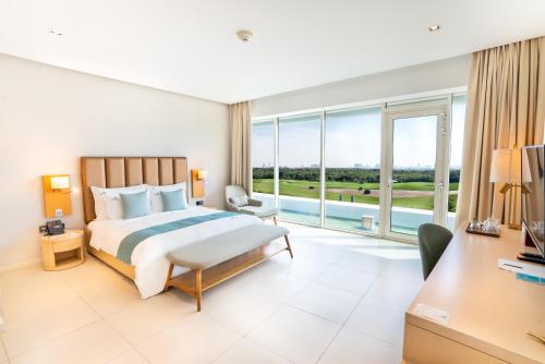 阿吉曼Zoya Health & Wellbeing Resort的一间卧室设有一张床和一个大窗户