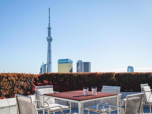 东京浅草雷门休雷克盖特酒店的一张桌子和椅子,享有城市美景