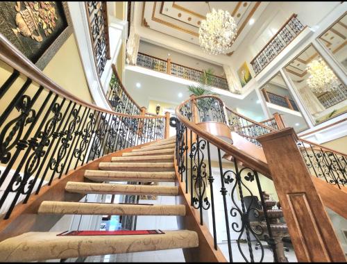萨里The Empress Palace Hotel的一座带吊灯的房子内的螺旋楼梯