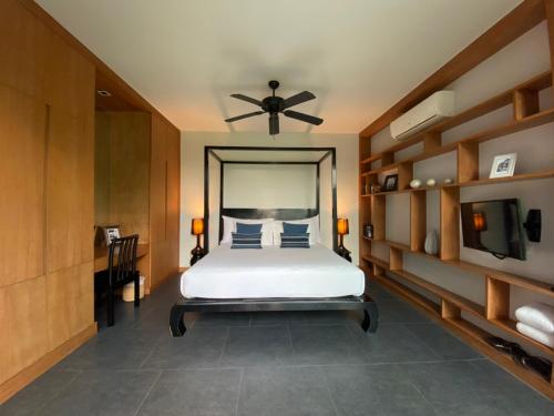 邦涛海滩Three Bedroom Wings Pool Villa的一间卧室配有一张床和吊扇
