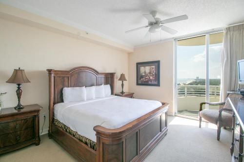 比洛克西Ocean Club 701的一间卧室设有一张床和一个大窗户