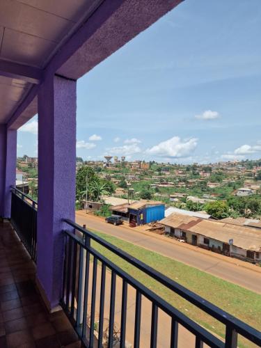 BafoussamBel Appartement meublé à Bafoussam的享有街道景致的阳台