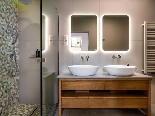 克拉科夫Tyzenhauz Villas的浴室设有2个水槽和2个镜子