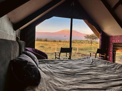 Oloitokitok Kilimanjaro view cabin-Amboseli的山景帐篷内的1张床位