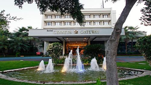 塞勒姆Hotel Cenneys Gateway的一座建筑物前的喷泉