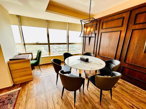伊斯兰堡Centaurus Apartment Three Bed的一间带桌椅的用餐室