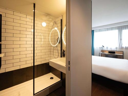 巴黎巴黎里昂火车站宜必思狄德罗酒店的带淋浴和盥洗盆的浴室