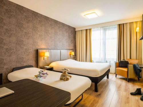 布鲁塞尔宜必思酒店风格布鲁塞尔中心史蒂芬妮的酒店客房,配有两张床和椅子